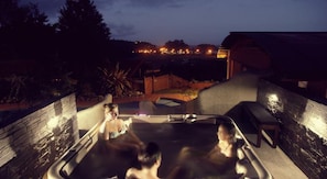 Outdoor spa tub
