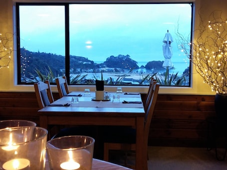 Servizio di cena. Kimi Ora Eco Resort