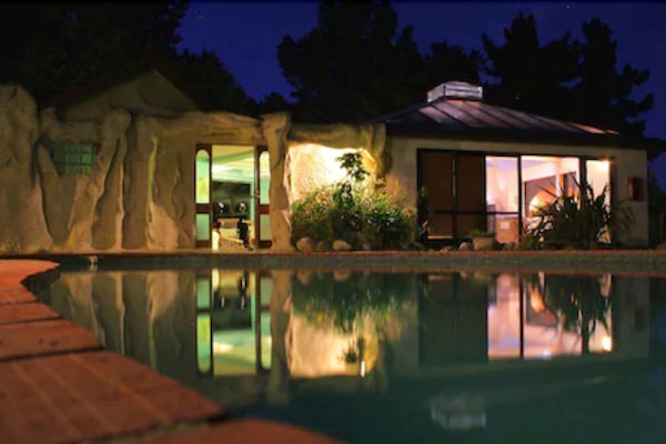 Piscine couverte, piscine extérieure, parasols de plage, chaises longues