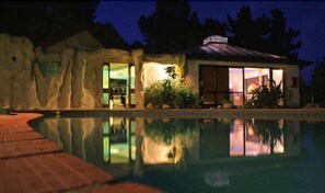 Piscine couverte, piscine extérieure, parasols de plage, chaises longues