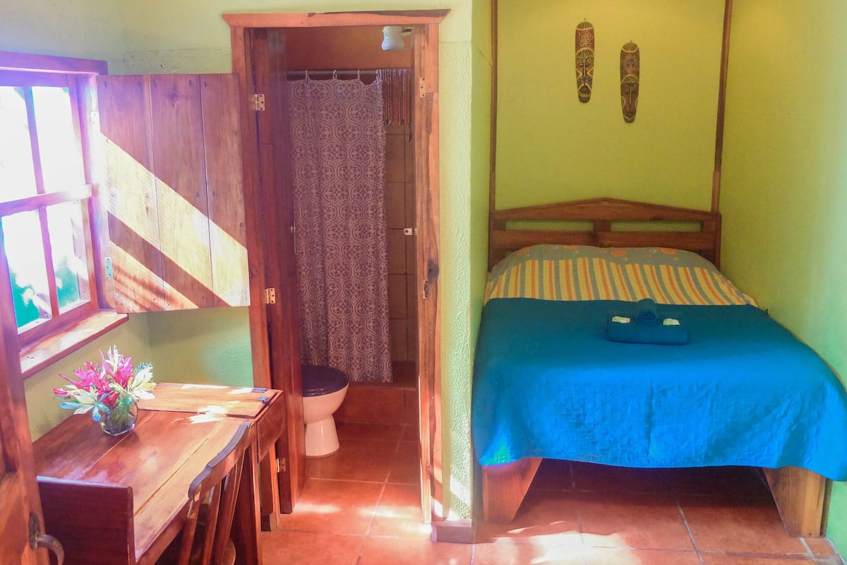 Chambre Double Ăconomique, salle de bains privĂ©e | Coffres-forts dans les chambres, Wi-Fi gratuit, draps fournis