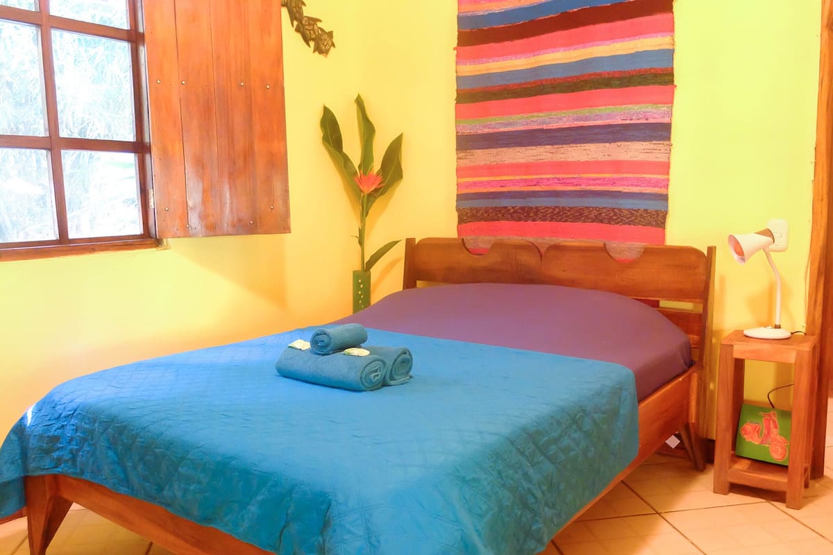 Chambre Double, salle de bains privée | Coffres-forts dans les chambres, Wi-Fi gratuit, draps fournis