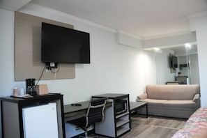Phòng Premium, 1 giường cỡ king | Bàn, truy cập Internet không dây miễn phí, bộ trải giường