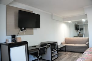 Quarto premium, 1 cama King | Escrivaninha, Wi-Fi de cortesia, roupa de cama