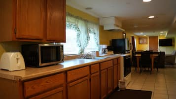 Family Apartment, 2 Bedrooms, Kitchen | Private kitchen | Fridge, microwave, coffee/tea maker