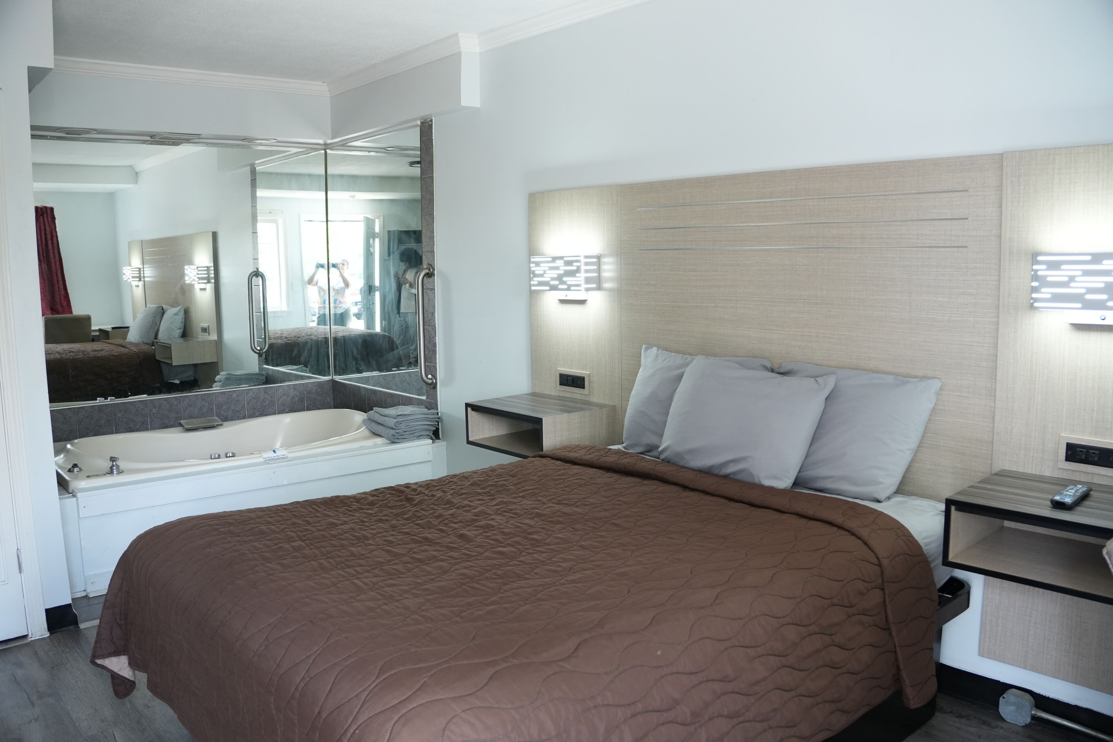 Suite, 1 queensize-seng, massasjebadekar | Skrivebord, wi-fi (inkludert) og sengetøy