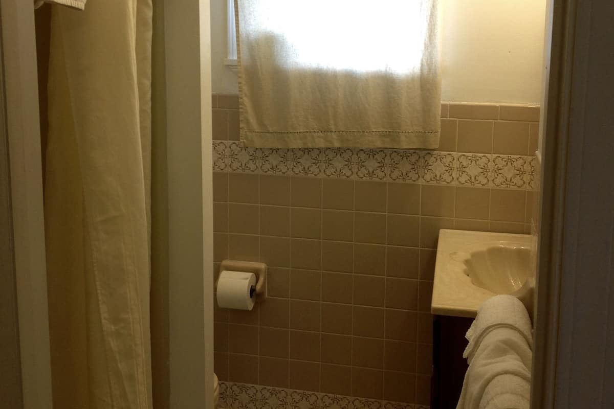Suite, 1 Queen Bed, Jetted Tub | Desk, free WiFi, bed sheets