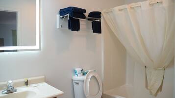 Studio, 2 Queen Beds, Kitchen | Bathroom | Combined shower/tub, hair dryer, towels, soap