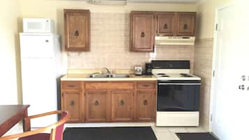 Studio, 2 Queen Beds, Kitchen