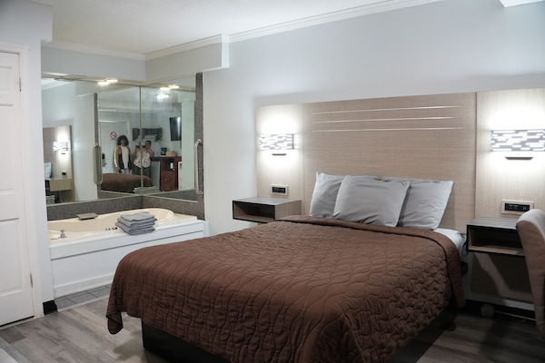 Suite, 1 Queen Bed, Jetted Tub | Desk, WiFi (free), bed sheets