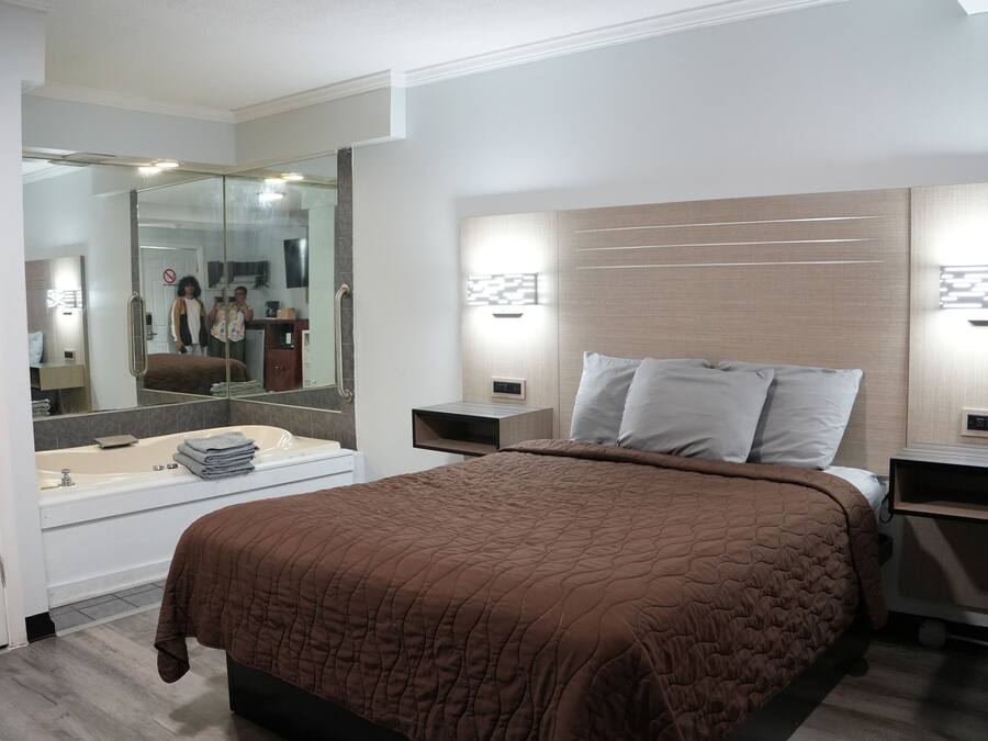 Suite, 1 Tempat Tidur Queen, jet tub | Meja kerja, Wi-Fi gratis, dan seprai linen