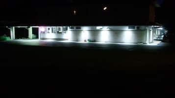 Bagian depan properti - sore/malam