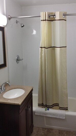 Combined shower/tub, hair dryer, towels
