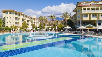 Innenpool, 2 Außenpools, Sonnenschirme, Liegestühle