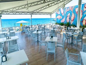 4 restaurants, breakfast, lunch, dinner served; international cuisine 