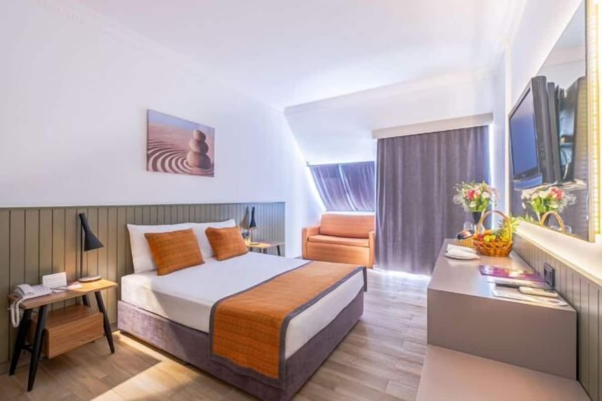 Free minibar, in-room safe, desk, soundproofing