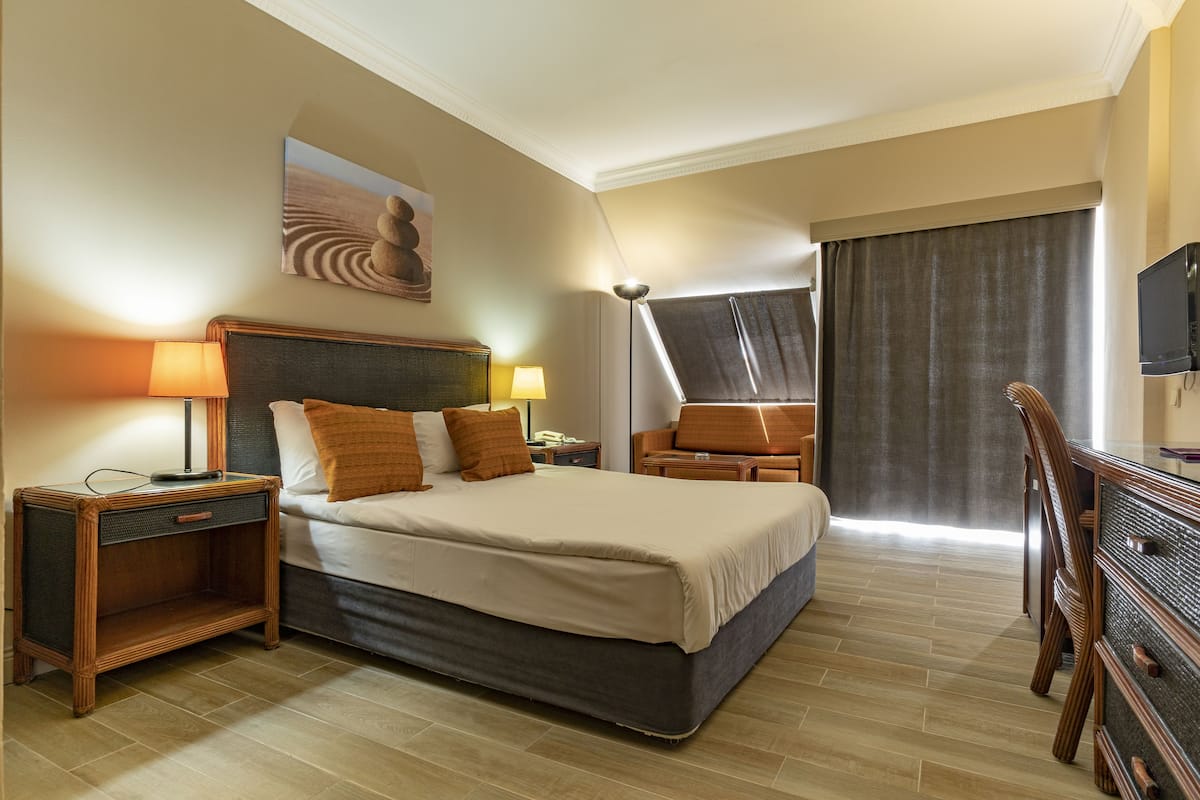 Free minibar, in-room safe, desk, soundproofing