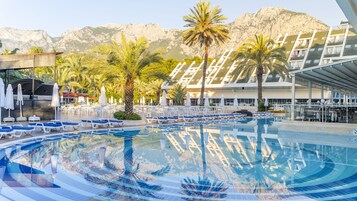 Una piscina techada, 2 piscinas al aire libre, sombrillas