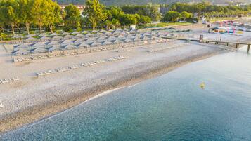 Privat strand, gratis strandcabanor, solstolar och parasoller
