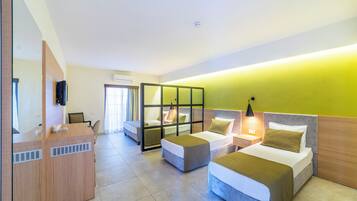 Club Family Room (4 Pax) | Frigobar (abastecido com itens grátis), cofres nos quartos, escrivaninha