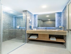 Standaard kamer | Badkamer | Gratis toiletartikelen, een haardroger, pantoffels, handdoeken