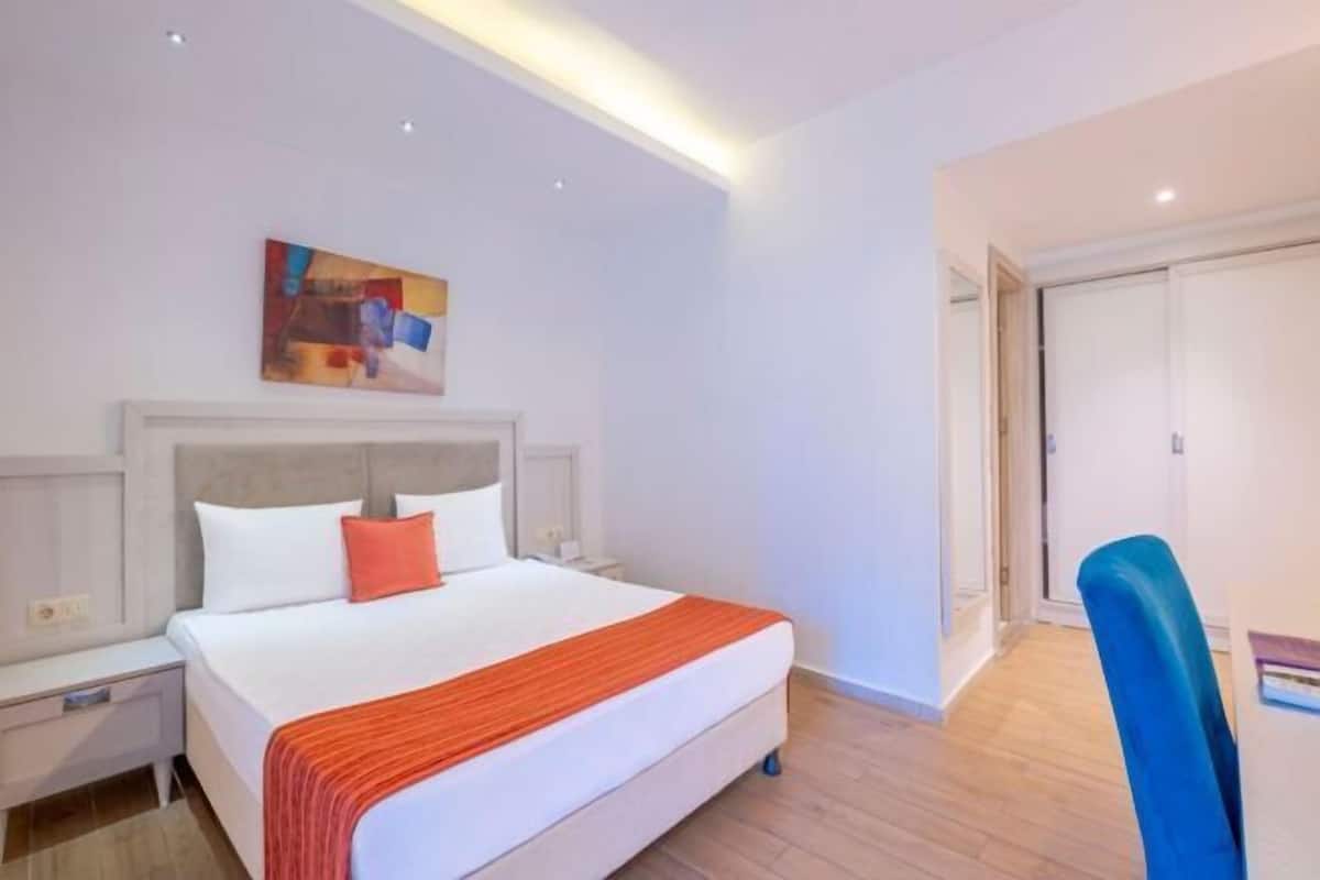 Free minibar, in-room safe, desk, soundproofing