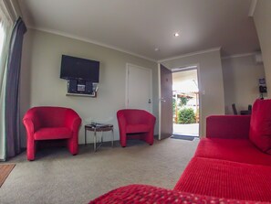 Lägenhet - 2 sovrum | Vardagsrum | 32-tums platt-tv med kabelkanaler, tv och en iPod-dockningsstation