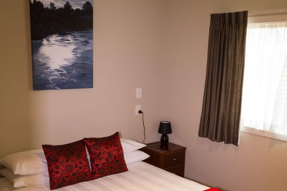 Executive Room | 1 bedroom, premium bedding, desk, iron/ironing board
