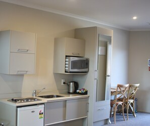 Standard Studio (Accessibility Studio) | Private kitchenette | Microwave, stovetop, toaster, cookware/dishes/utensils - Albert Court Motor Lodge (Hamilton)