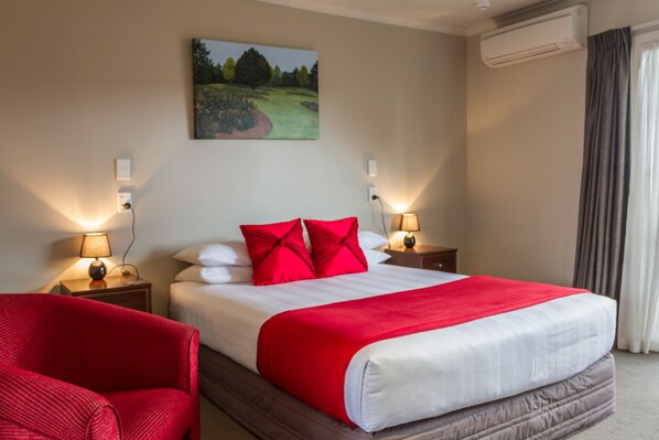 Studiosvit Standard | Sängtillbehör av högsta kvalitet, skrivbord och strykjärn/strykbräda