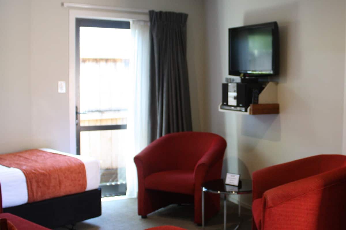Room | Living area | 32-inch flat-screen TV with cable channels, TV, iPod dock
