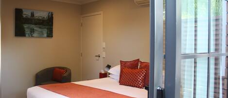 Premium bedding, desk, iron/ironing board, free WiFi