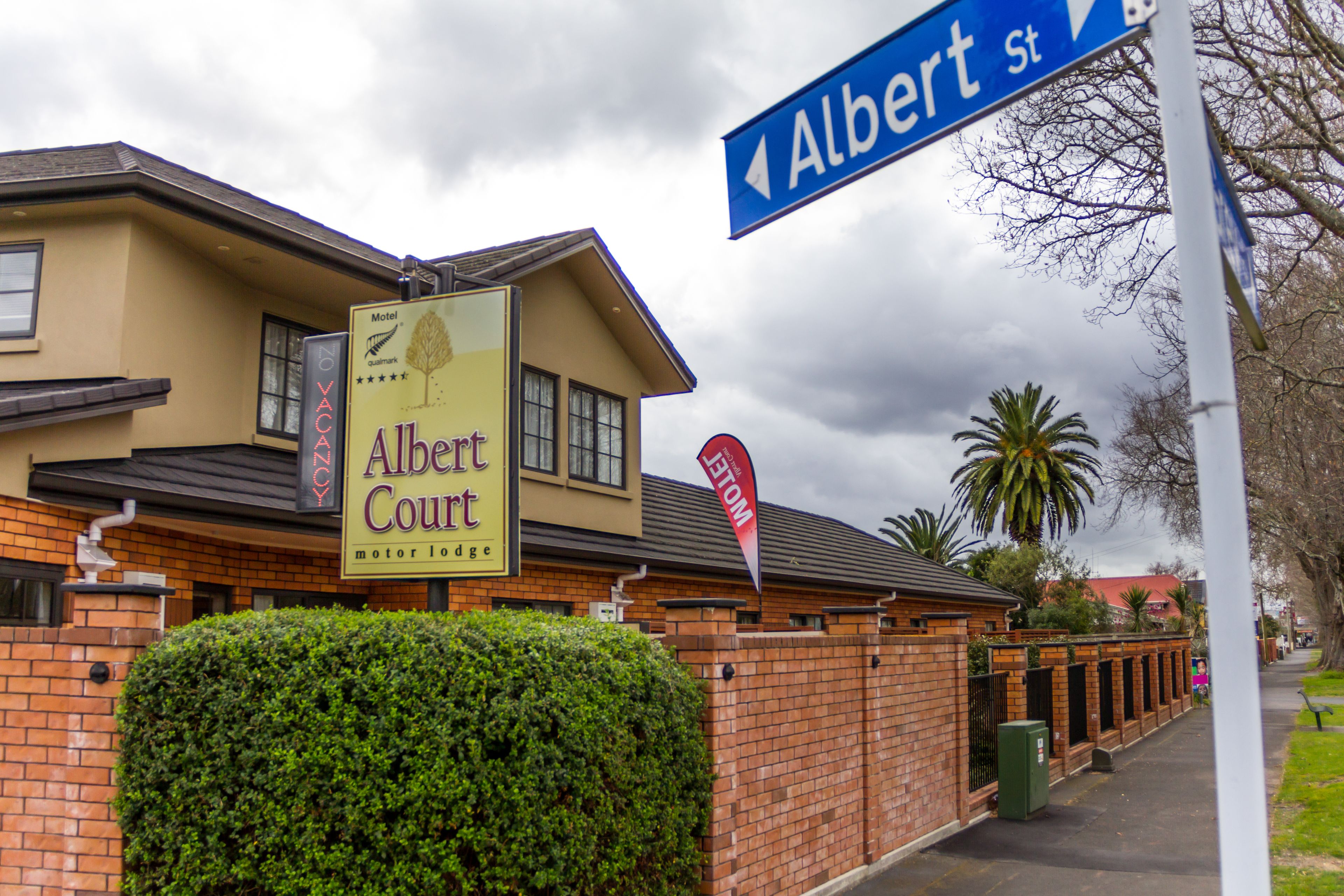 Un motel llamado Albert Court con un letrero que indica la calle Albert.