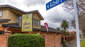 Un motel llamado Albert Court con un letrero que indica la calle Albert.
