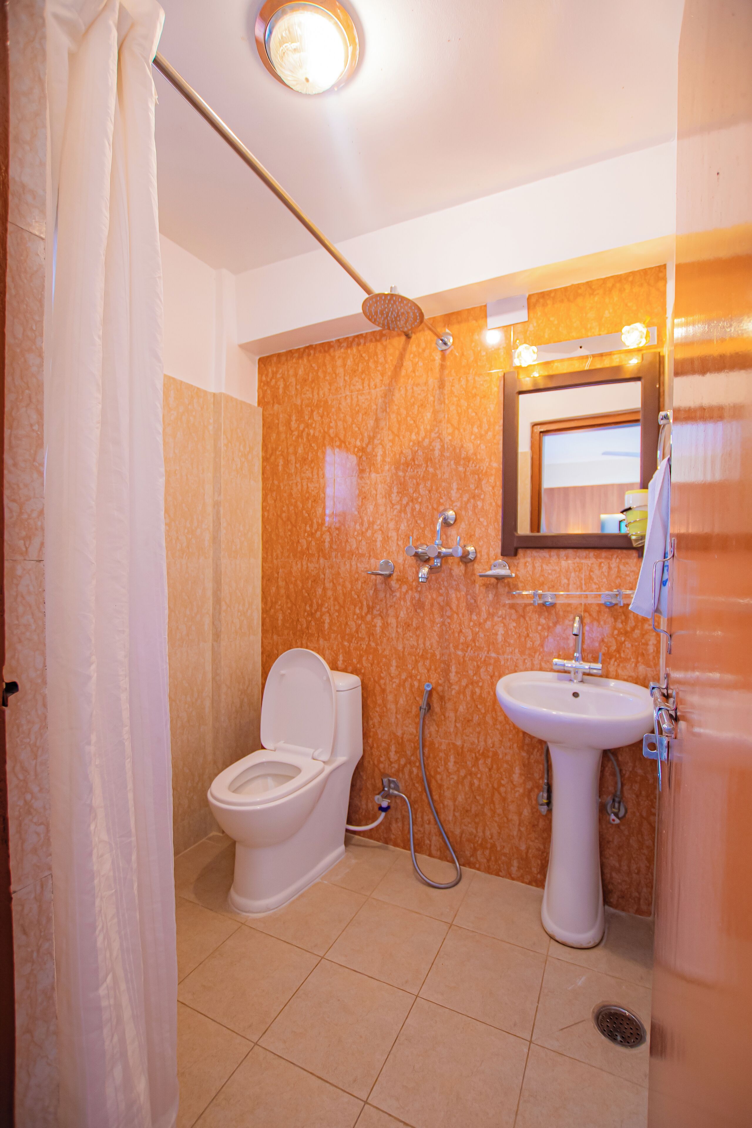 deluxe triple room | bathroom | free toiletries, hair dryer, bathrobes, slippers
