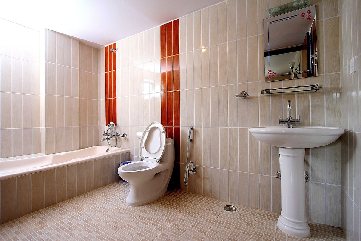 family room | bathroom | free toiletries, hair dryer, bathrobes, slippers