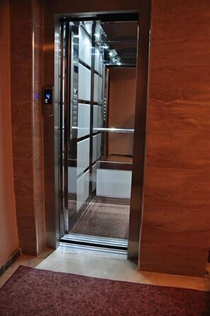 Ein Aufzug mit einer digitalen Anzeige, die die Etage anzeigt.