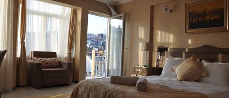 Economy Double or Twin Room | Minibar, in-room safe, desk, iron/ironing board
