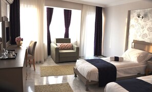 Minibar, brankas, meja kerja, dan setrika/meja setrika