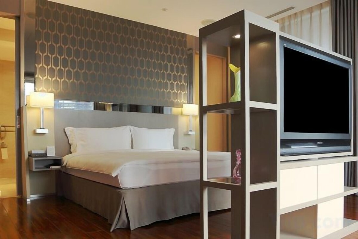 Premium bedding, down comforters, minibar (free items), in-room safe
