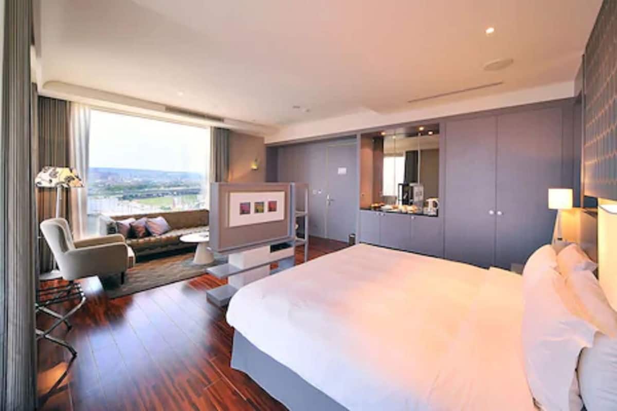 Premium bedding, down comforters, free minibar, in-room safe