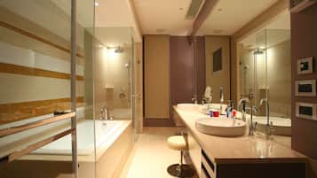 Chief Studio | Bathroom | Separate tub and shower, deep soaking tub, hydromassage showerhead