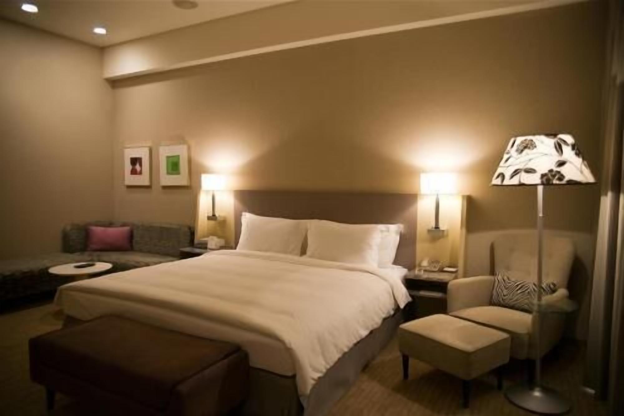 Premium bedding, down comforters, free minibar, in-room safe