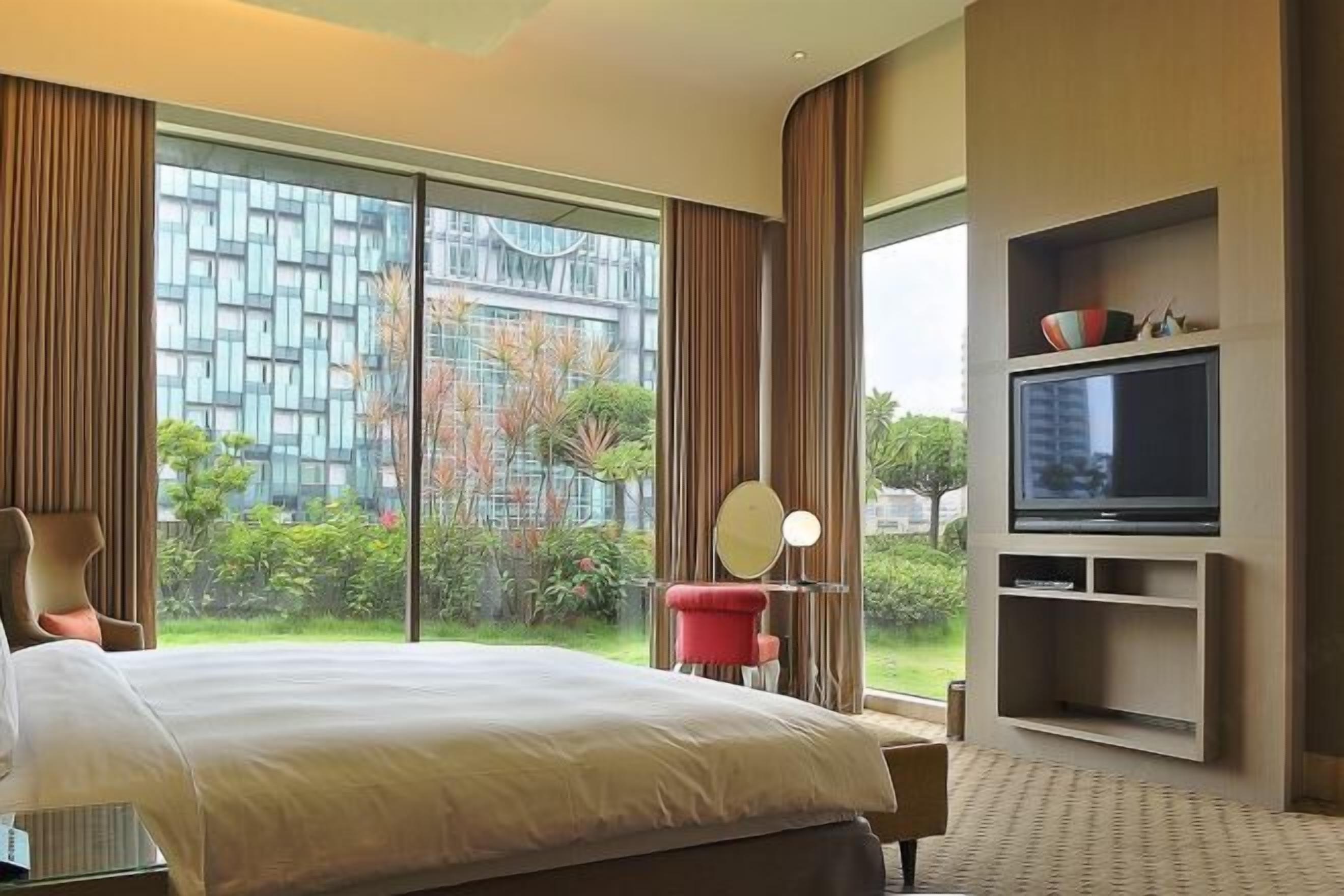 Premium bedding, down comforters, free minibar, in-room safe