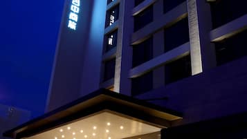 住宿正面 (夜晚)