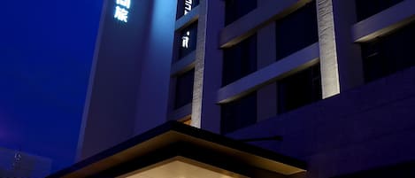 Voorkant accommodatie - avond/nacht