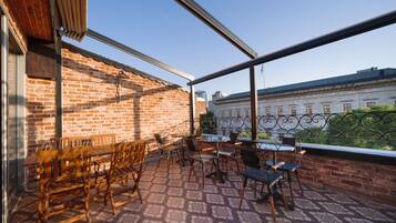 Deluxe Double Room with Brick Wall | Terraza o patio