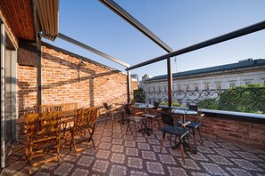 Deluxe Double Room with Brick Wall | Terassi/patio