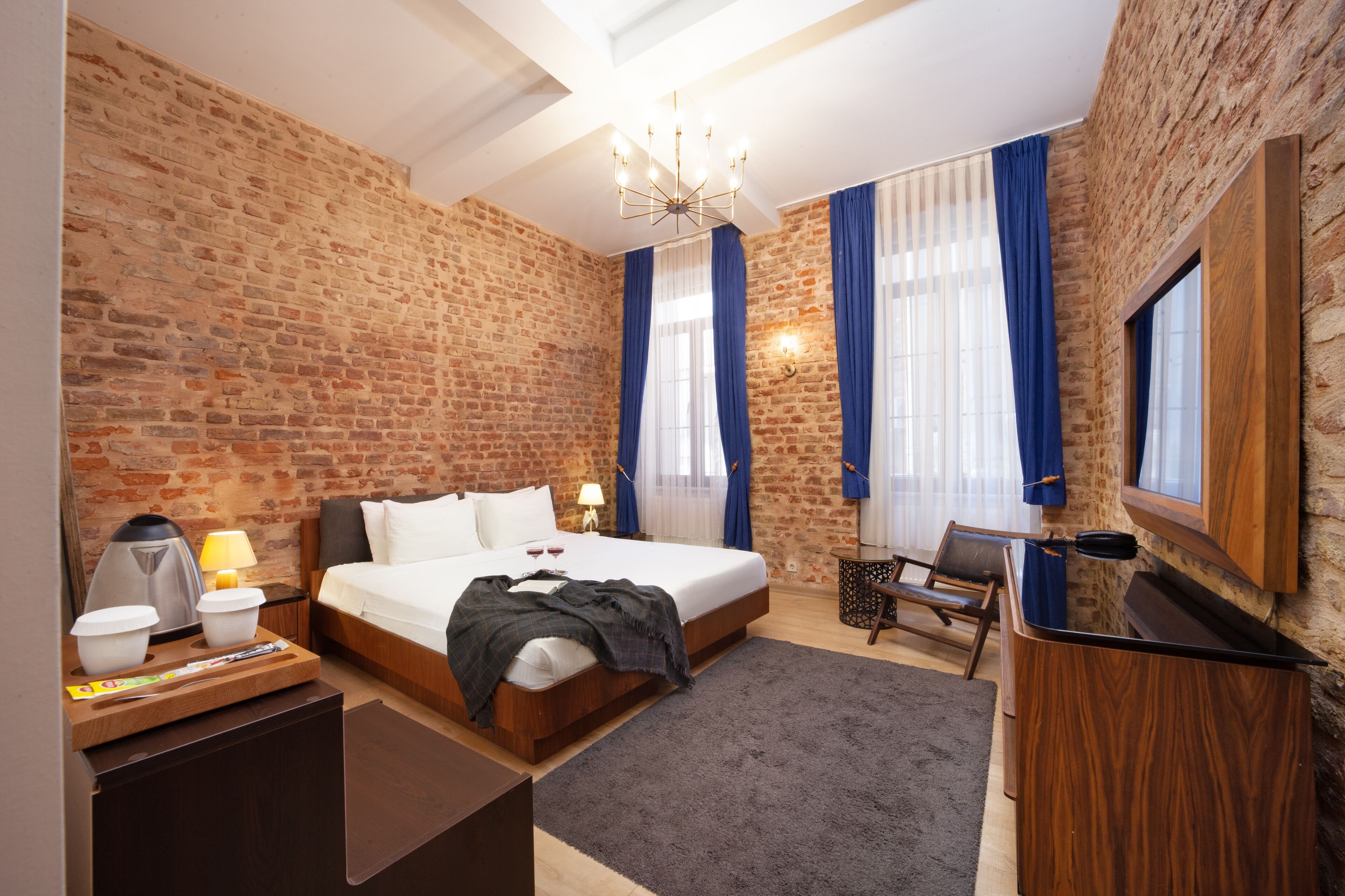 deluxe double room with brick wall | 1 bedroom, minibar, in-room safe, desk