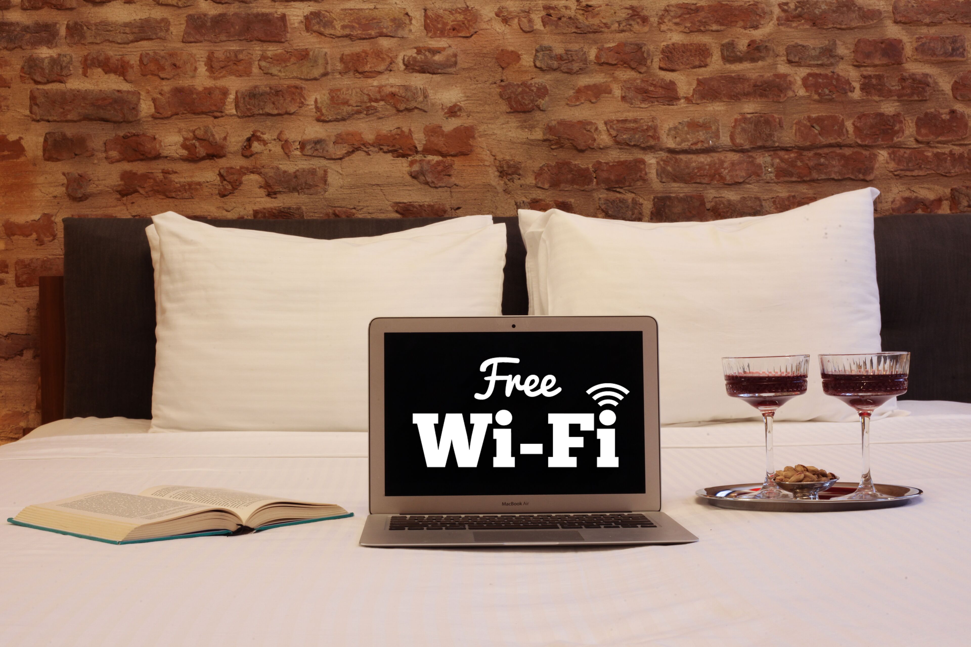 deluxe double room with brick wall | 1 bedroom, minibar, in-room safe, desk